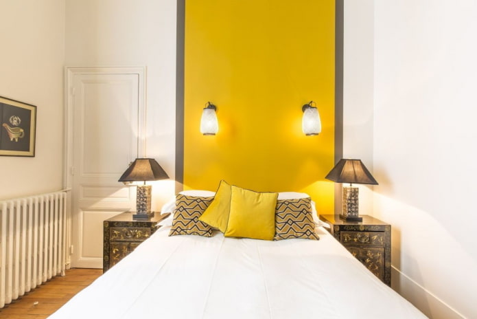 декор и осветление в интериора на спалнята в жълти тонове