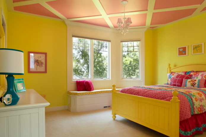 indre af et soveværelse til en pige i gule toner
