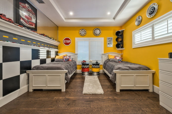 interiér ložnice pro chlapce ve žlutých tónech