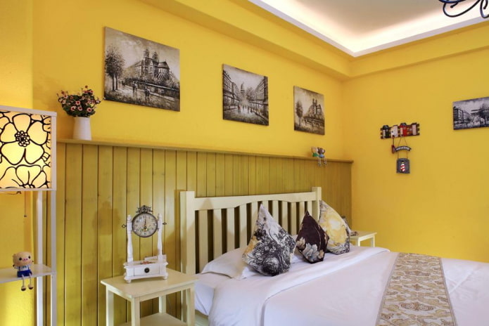 dekoras ir apšvietimas miegamojo interjere geltonais tonais