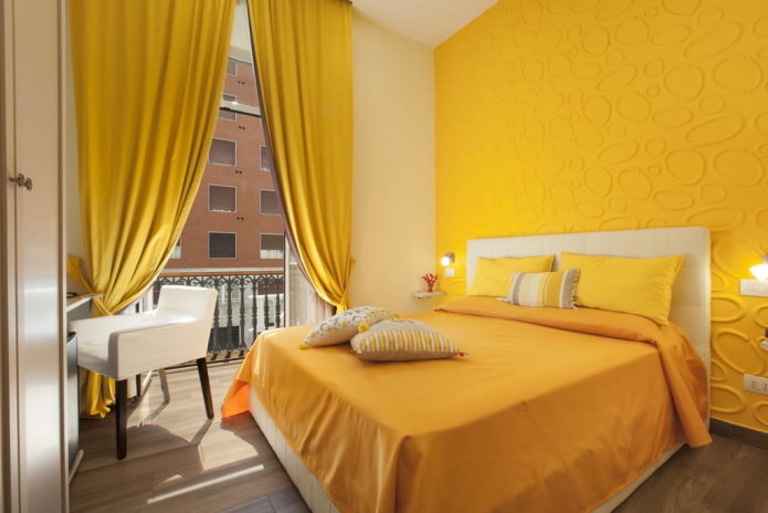 tekstilinė miegamojo dekoracija geltonais tonais