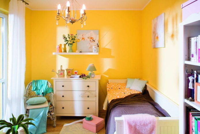 interieur van een slaapkamer voor een meisje in gele tinten