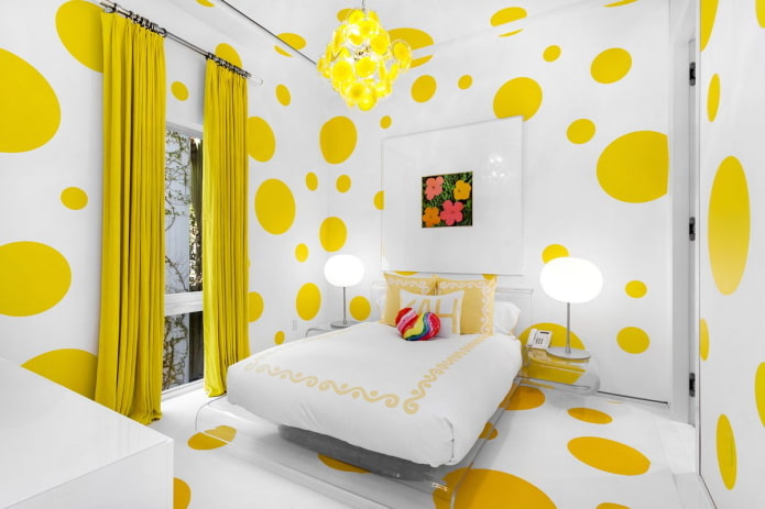 dekoras ir apšvietimas miegamojo interjere geltonais tonais
