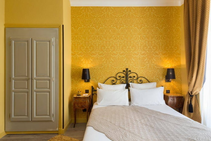 mēbeles guļamistabas interjerā dzeltenos toņos