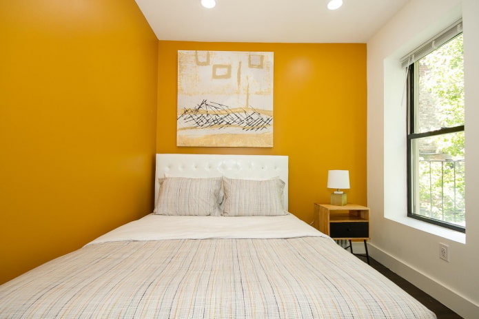 interior dormitor în tonuri galbene