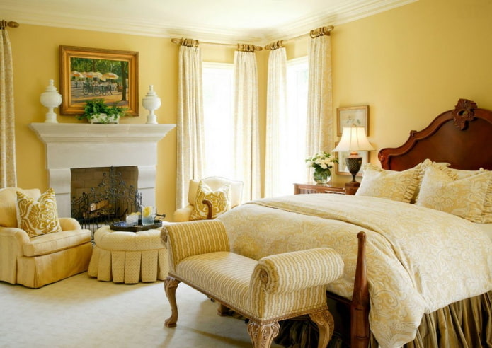 спалня в жълти тонове в класически стил