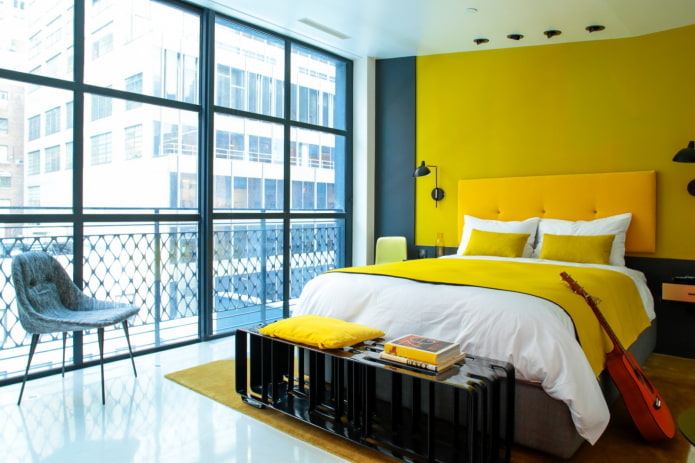 makuuhuone keltaisilla sävyillä moderniin tyyliin