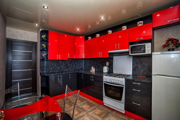 Punainen ja musta keittiö, jossa on tumma ovi