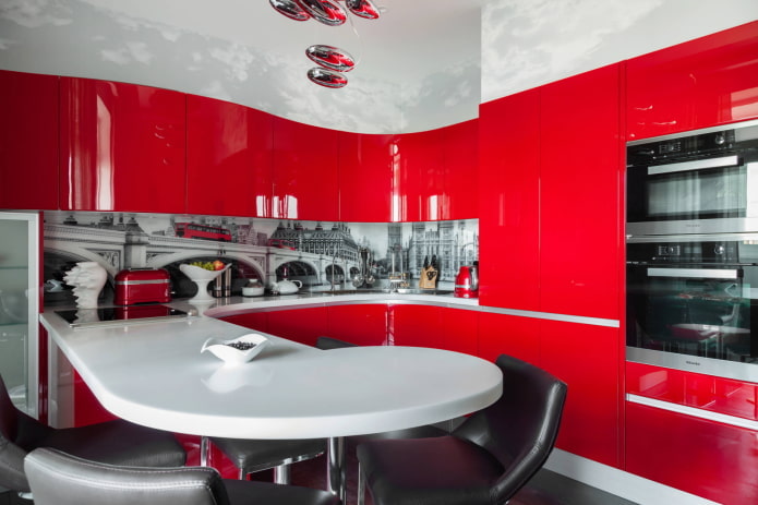 Червена кухня с бели и черни детайли