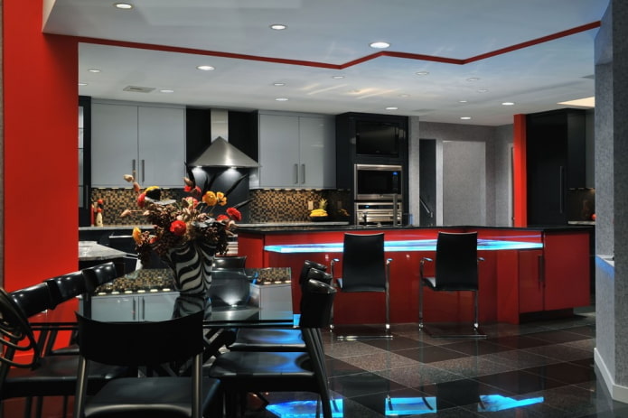 Punainen ja musta keittiö, jossa harmaat kaapit