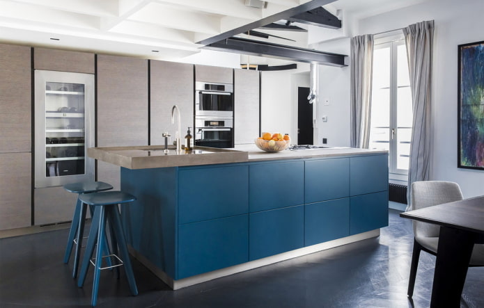 pilkos-mėlynos spalvos atspalvių virtuvės interjeras