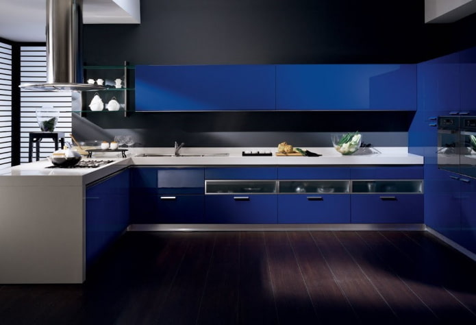 virtuves interjers melnos un zilos toņos