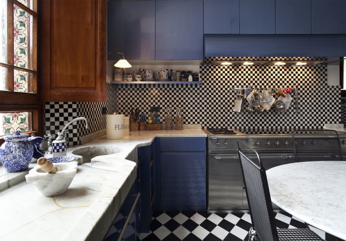 interiorul bucătăriei în negru și albastru