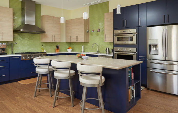 virtuvės interjeras mėlynai žalių tonų