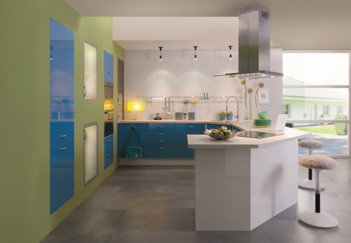 εσωτερικό κουζίνας σε μπλε-πράσινες αποχρώσεις