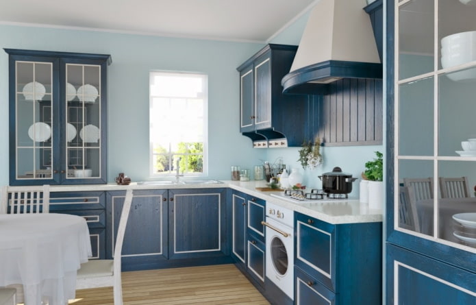 interiér kuchyne v modrých a modrých tónoch