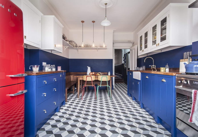 virtuves interjers zilos toņos ar spilgtiem akcentiem