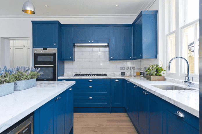 interiér kuchyne v modrej a bielej farbe