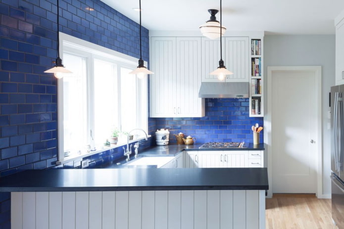 køkken interiør i blå og hvid