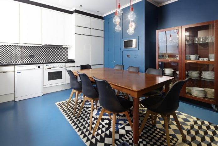 ruokailutila keittiön sisätiloissa sinisillä sävyillä