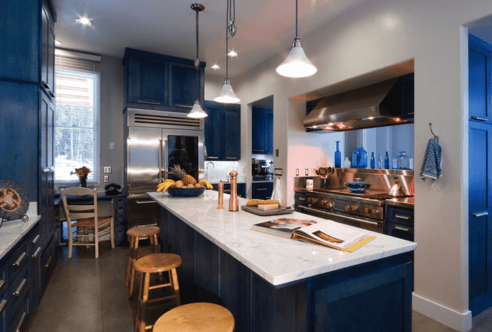 darbo zona virtuvės interjere mėlynais tonais