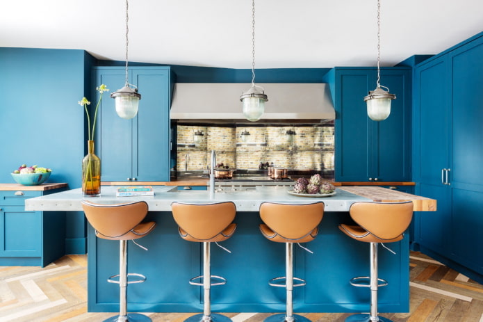 dekors un apgaismojums virtuves interjerā zilos toņos