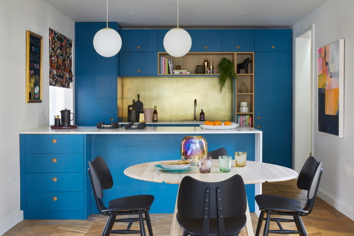 decor en verlichting in het interieur van de keuken in blauwe tinten