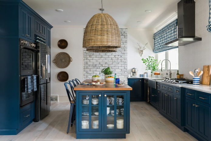 indretning og belysning i det indre af køkkenet i blå nuancer