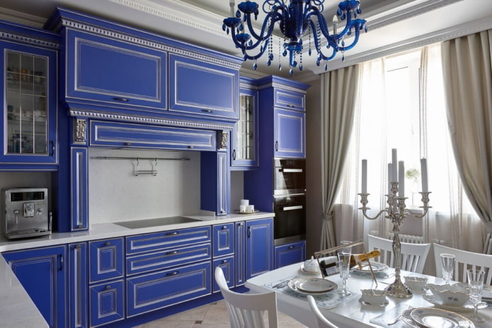 virtuvė mėlynais tonais klasikinio stiliaus