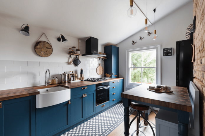 virtuvė mėlynais tonais skandinaviško stiliaus