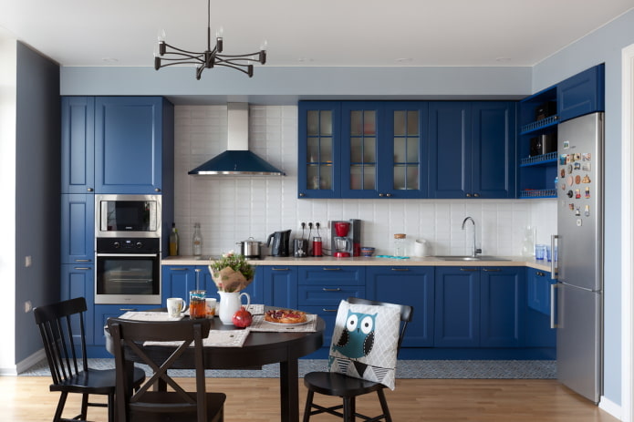 valgomojo zona virtuvės interjere mėlynais tonais