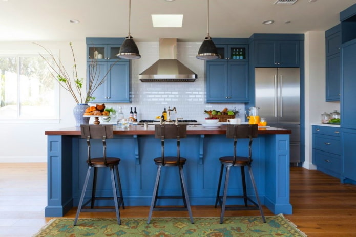 кухня в сини тонове в скандинавски стил