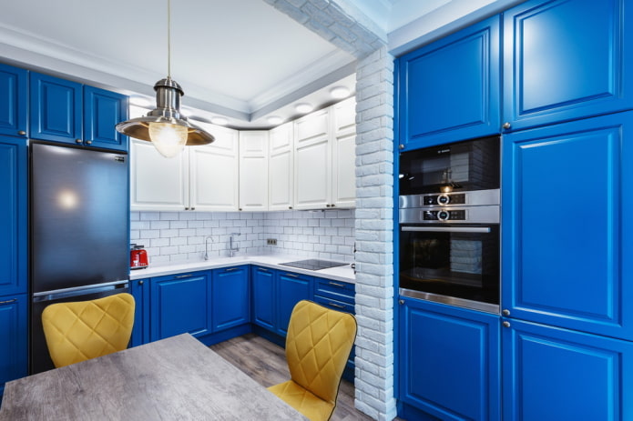 virtuve zilā bēniņu stilā