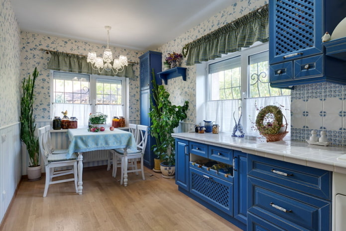 kuchyně v modrých tónech ve stylu Provence