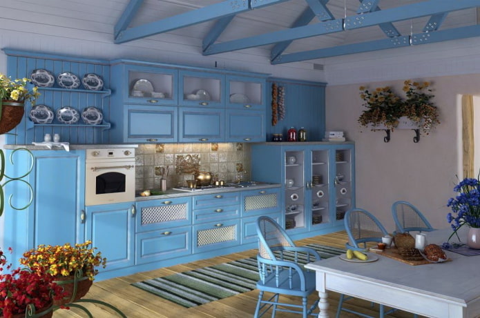virtuve zilos toņos Provansas stilā