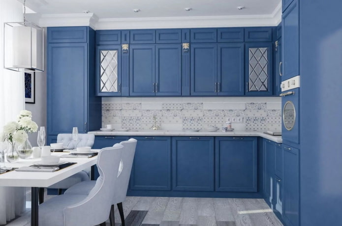 neoklassisk blåt køkken