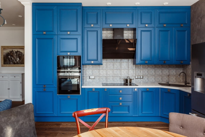 bucătărie albastră neoclasică