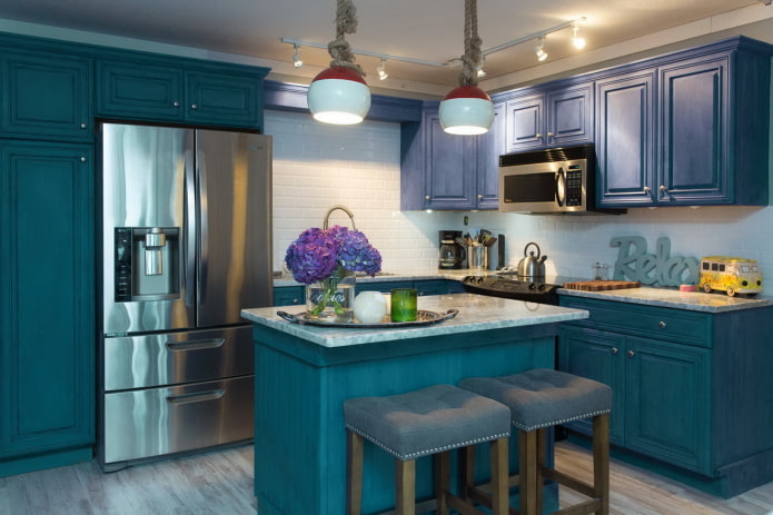 interiér kuchyně v modrých tónech