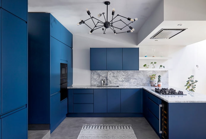 virtuves interjers zilos toņos