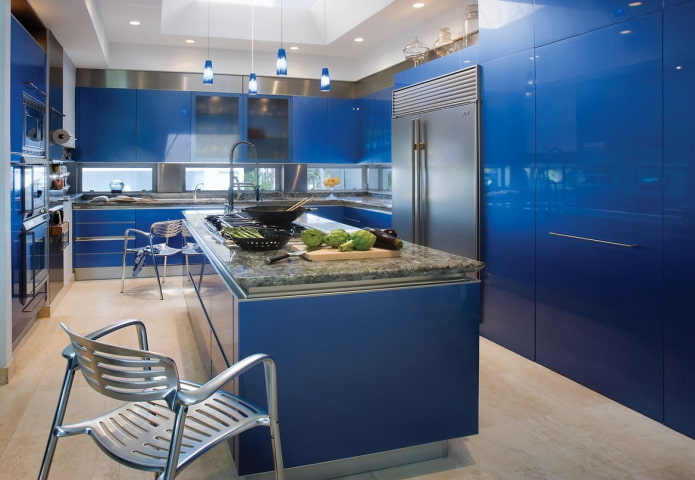 εσωτερικό κουζίνα σε μπλε αποχρώσεις
