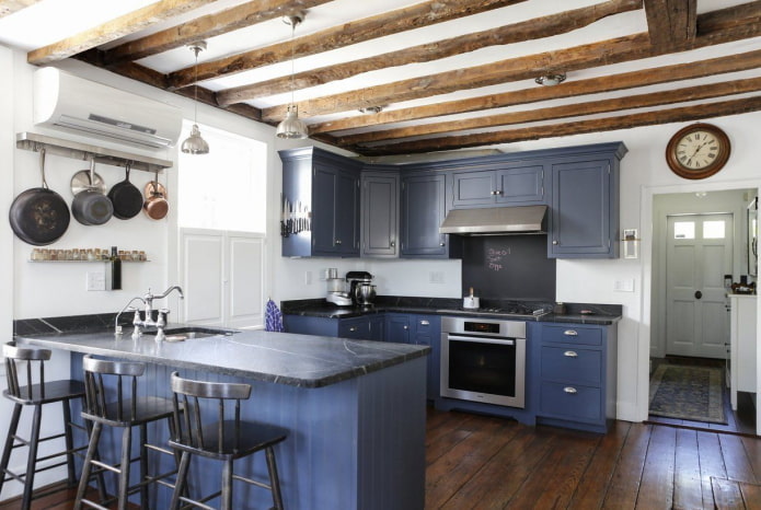 منطقة عمل داخل المطبخ بألوان زرقاء