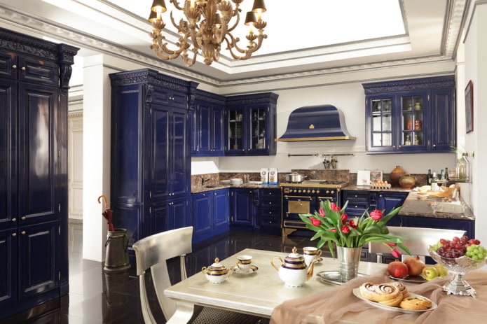 nhà bếp với tông màu xanh theo phong cách cổ điển