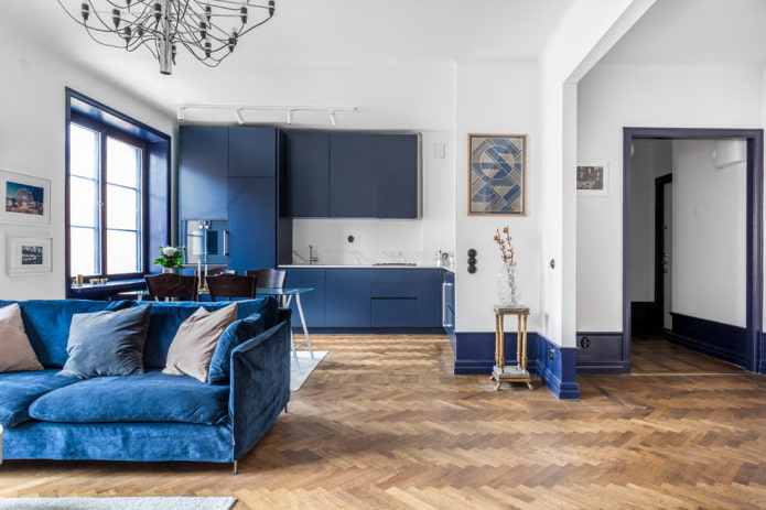interiér kuchyně-obývací pokoj v modrých tónech