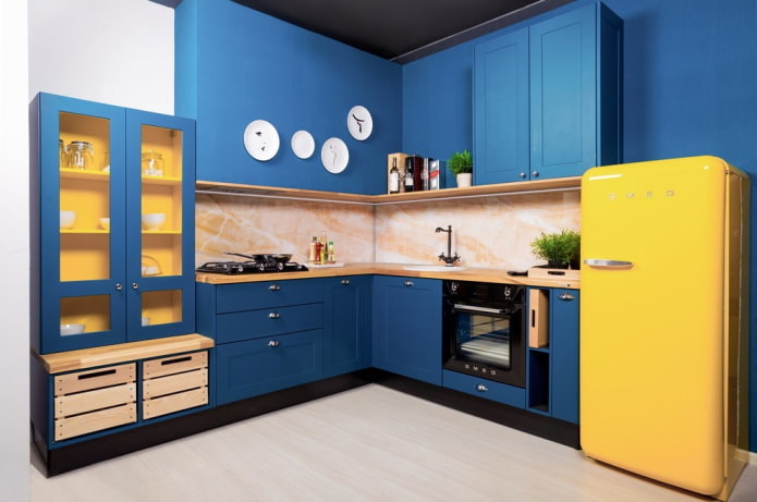 virtuvės interjeras mėlynais tonais su ryškiais akcentais