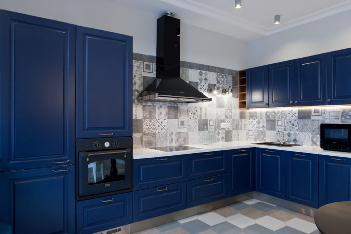 nội thất nhà bếp với tông màu xanh lam