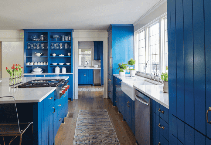 skladovací systémy v interiéru kuchyně v modrých tónech