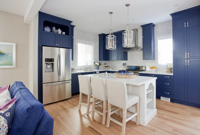 domáce spotrebiče v interiéri kuchyne v modrých tónoch