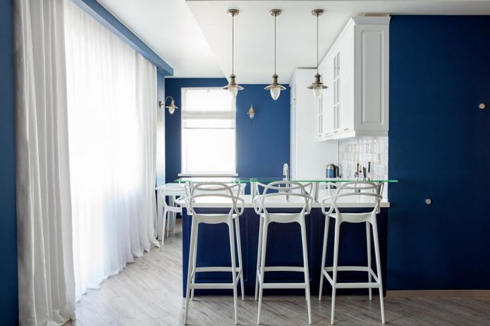 textilie v interiéru kuchyně v modrých tónech