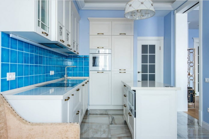 nội thất nhà bếp với tông màu xanh lam và xanh lam