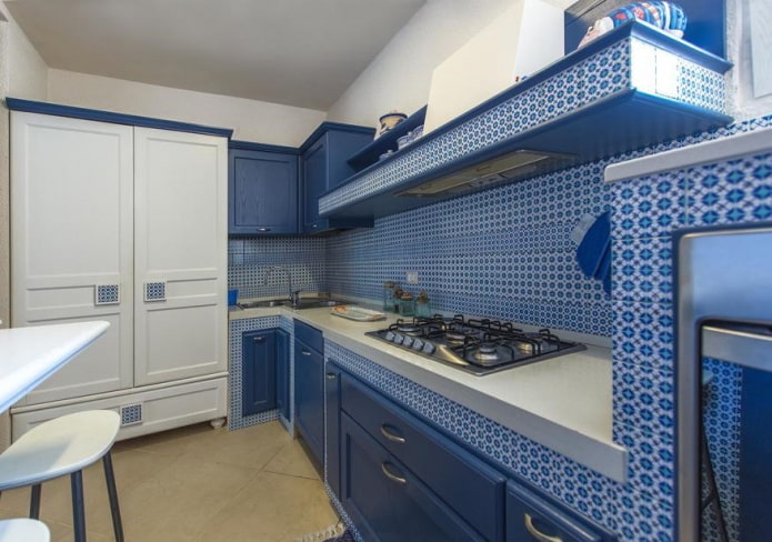 системи за съхранение в интериора на кухнята в сини тонове